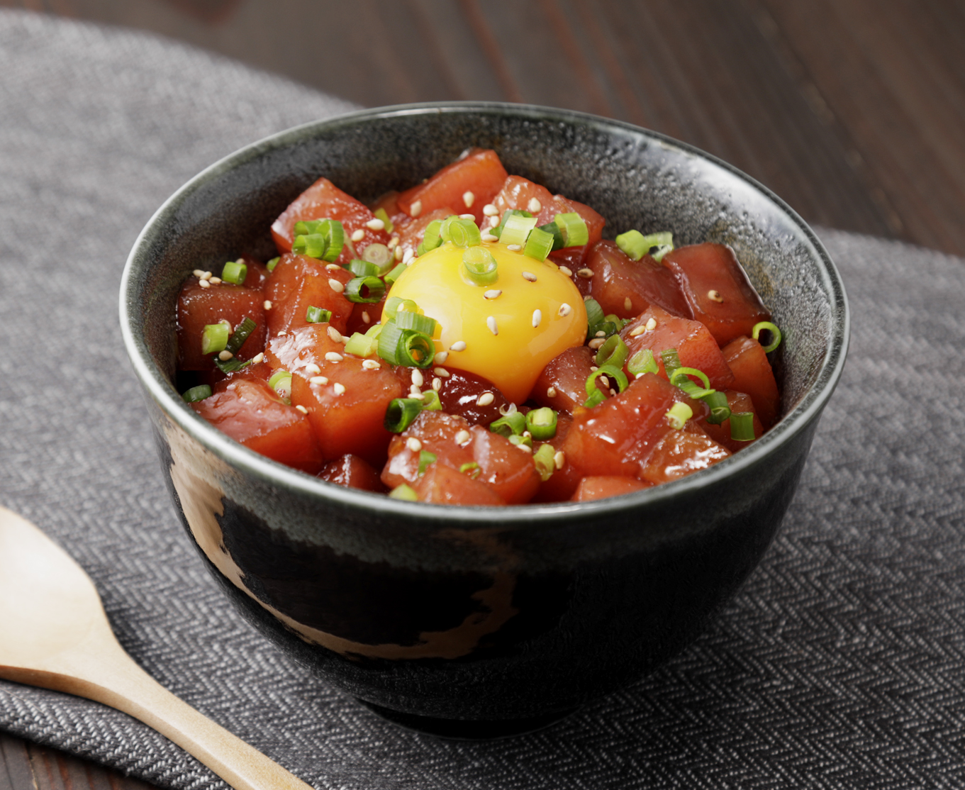 ピリ辛まぐろユッケ丼